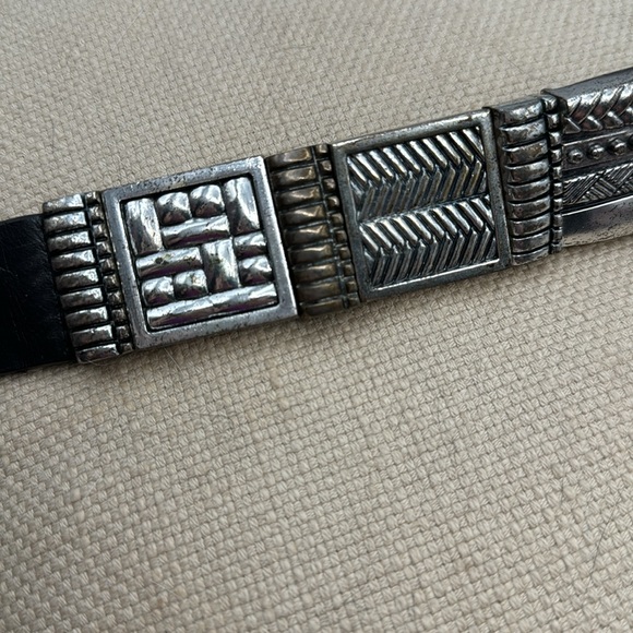 Chico’s Black Leather Stretchy Belt with Silver Chunky Hook Clasp - Size M - Picture 8 of 8